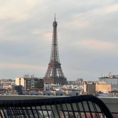 Vue Extraordinaire Sur La Tour Eiffel *